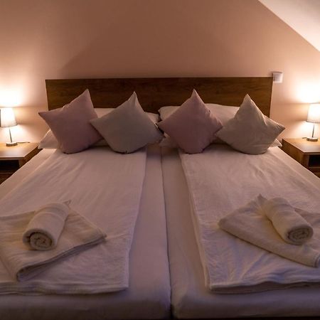 Rozsa Etterem & Panzio Bed and Breakfast Pécs Buitenkant foto