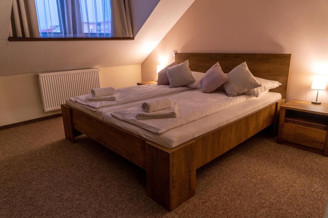 Rozsa Etterem & Panzio Bed and Breakfast Pécs Buitenkant foto