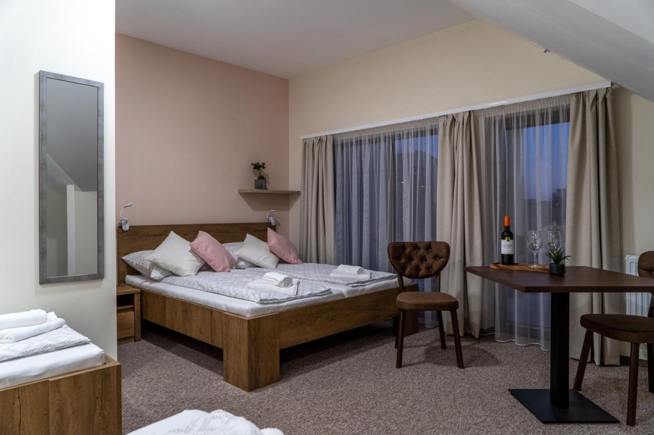 Rozsa Etterem & Panzio Bed and Breakfast Pécs Buitenkant foto