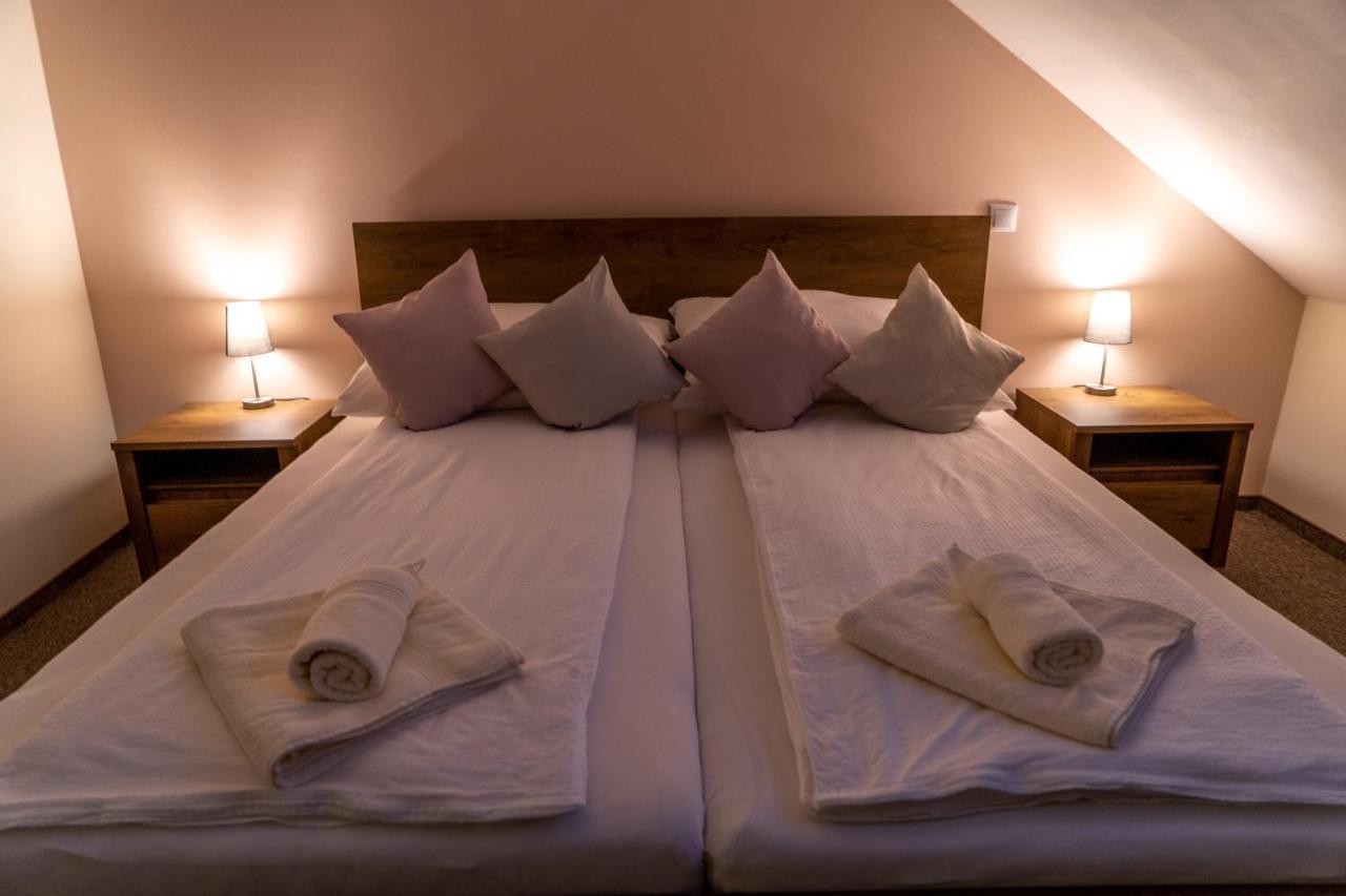 Rozsa Etterem & Panzio Bed and Breakfast Pécs Buitenkant foto