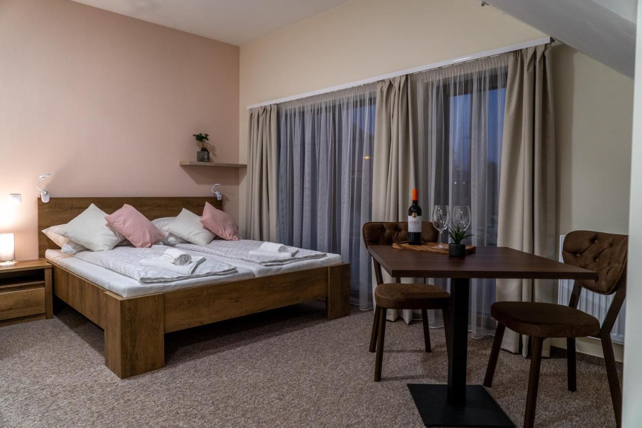 Rozsa Etterem & Panzio Bed and Breakfast Pécs Buitenkant foto