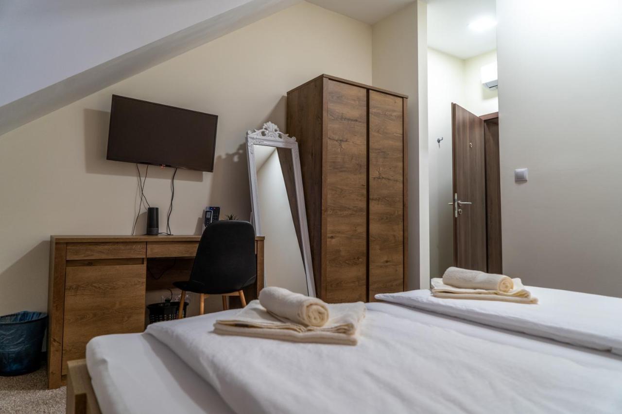 Rozsa Etterem & Panzio Bed and Breakfast Pécs Buitenkant foto