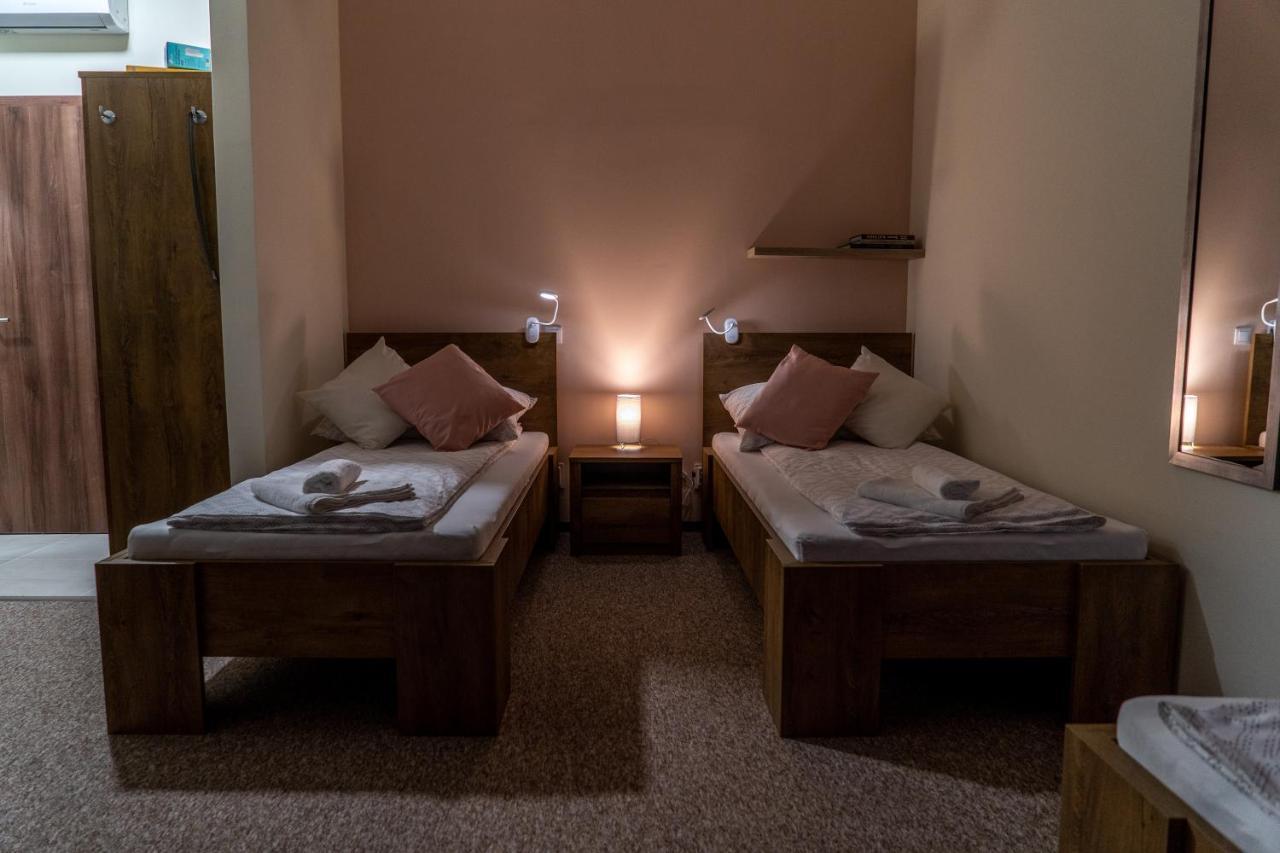 Rozsa Etterem & Panzio Bed and Breakfast Pécs Buitenkant foto